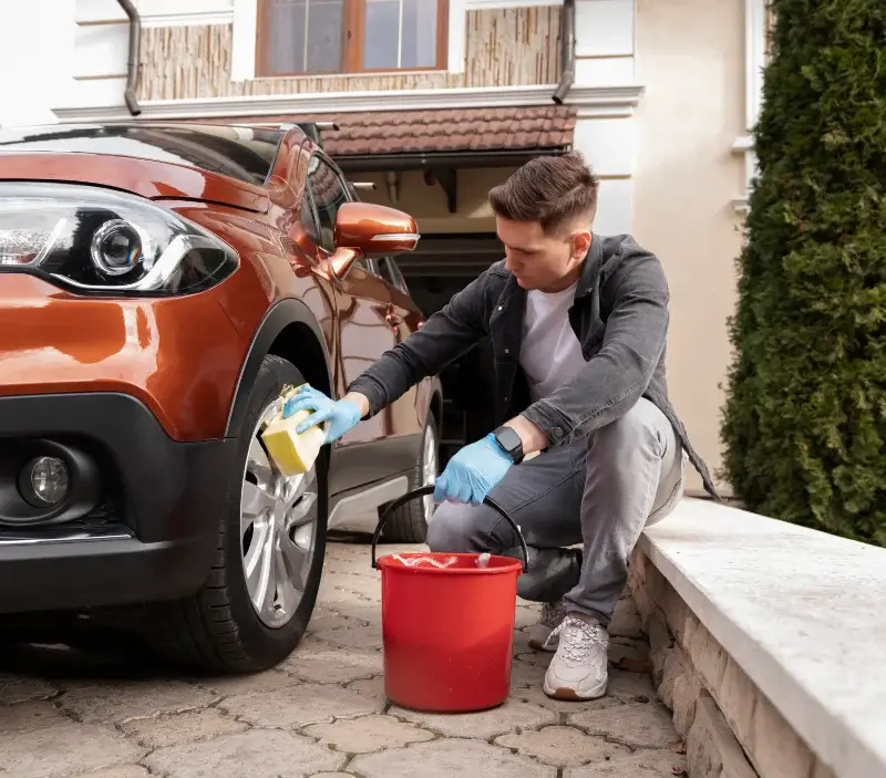 Lavage auto à domicile Ymeray : professionnel intervenant sur un véhicule